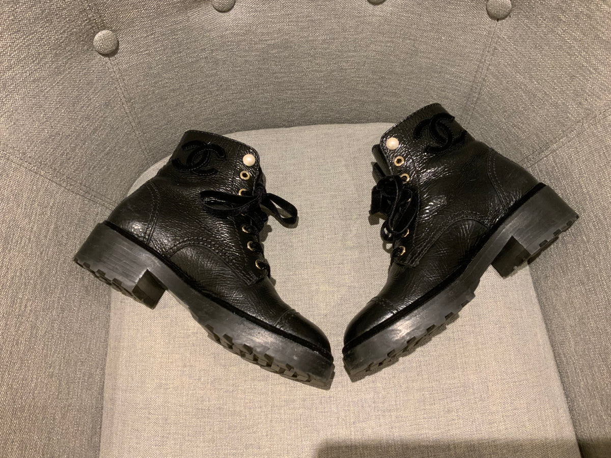 CHANEL Patent Leather Pearls Interlocking CC Logo Combat Boots BOOTIES SIZE 37.5  ladies