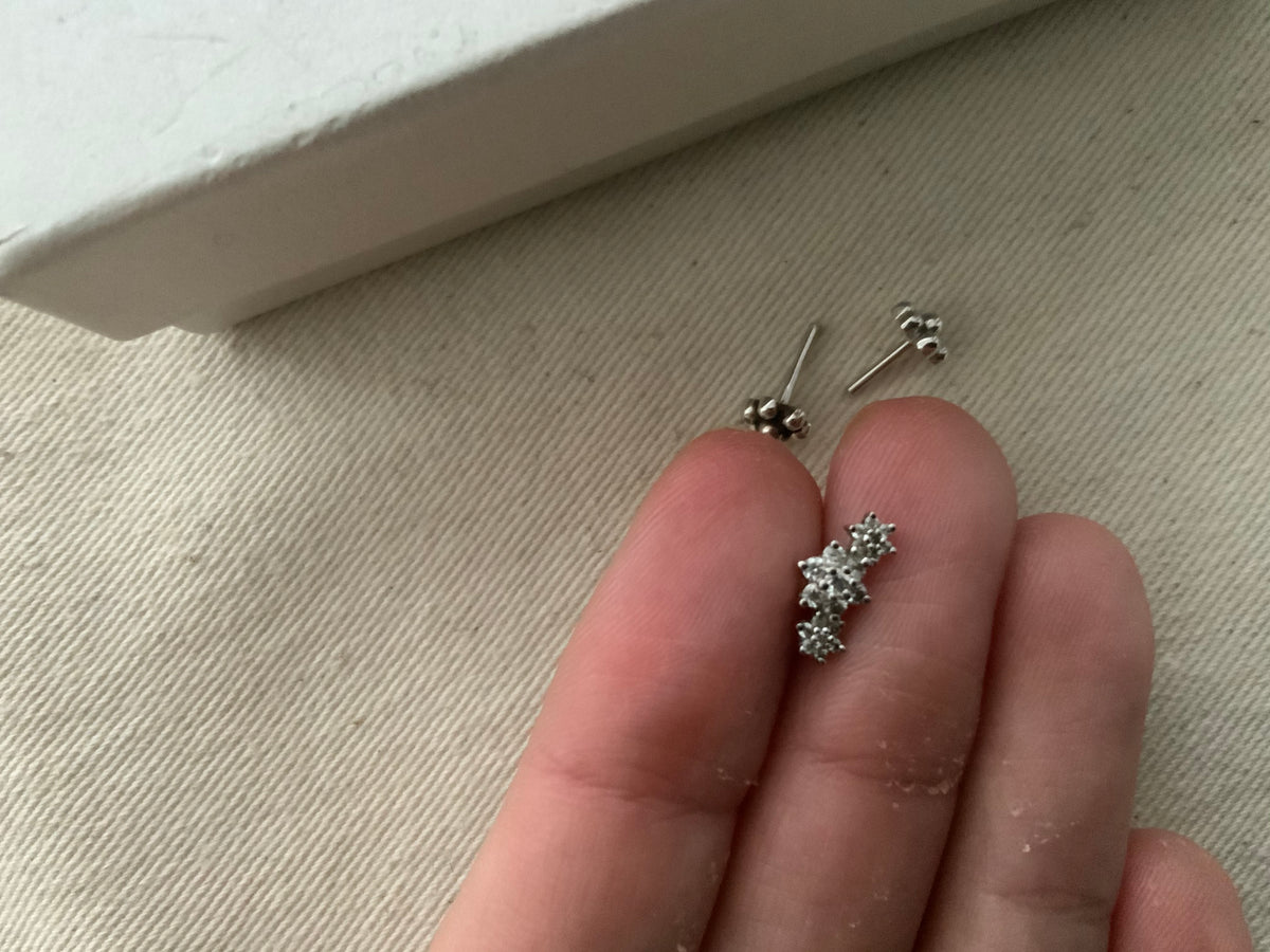 MARIA TASH Flower Garland 3mm 18-karat white gold diamond earring ladies