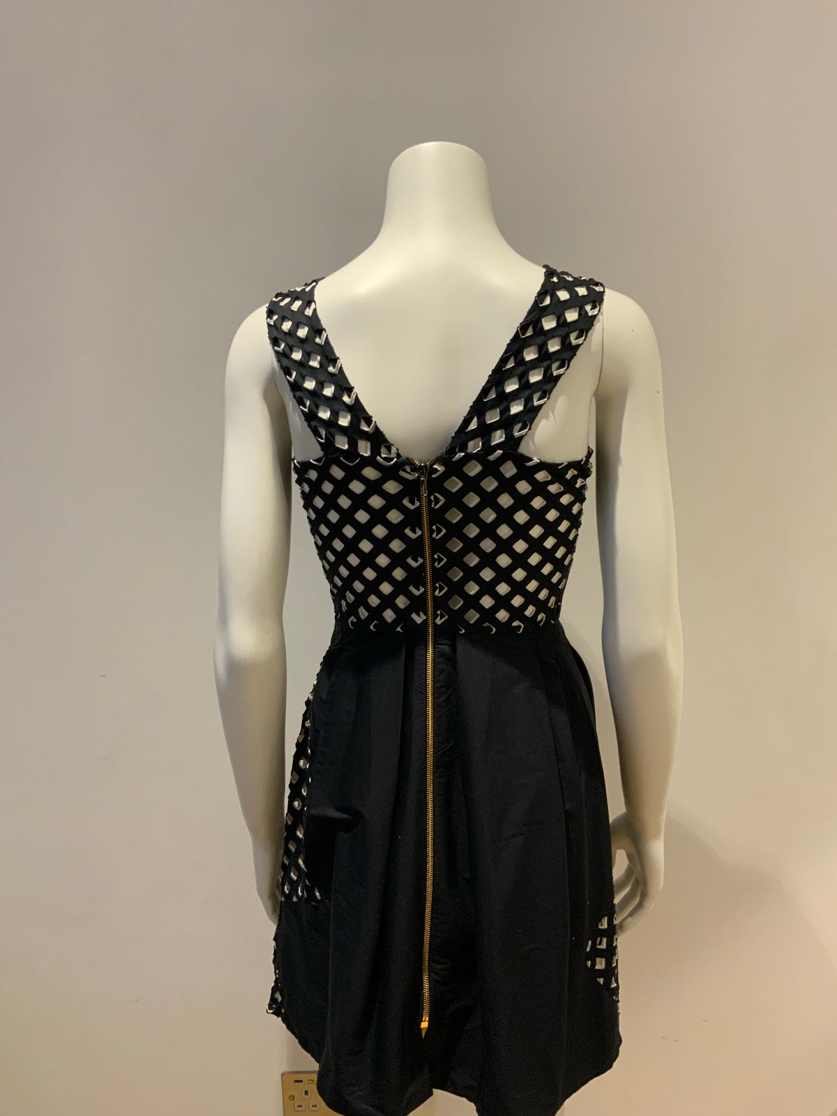 Roland Mouret RUNAWAY Black & White Lasercut Dress UK 8 US 4 IT 40 FR 36 ladies