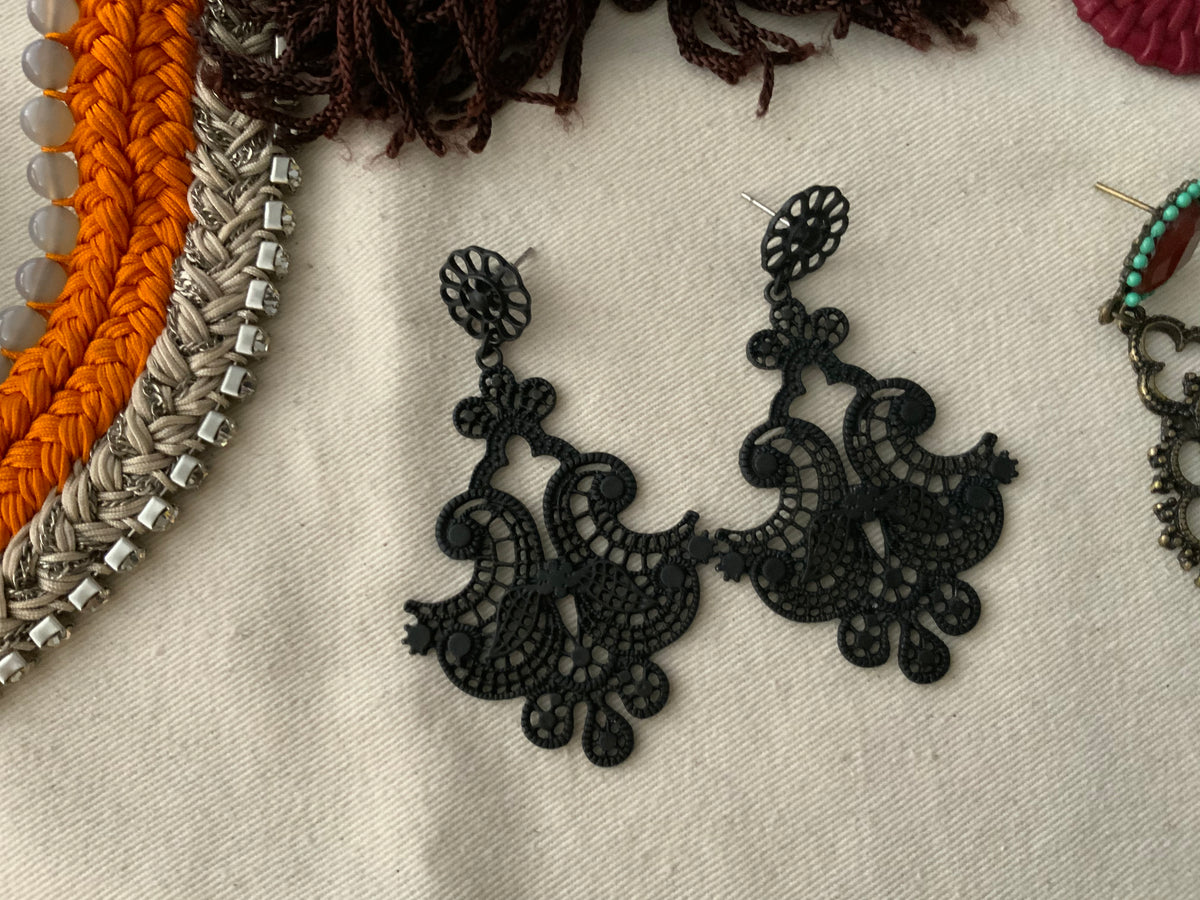 Lot of custom modern jewellery earrings, necklaces, bracelets ladies