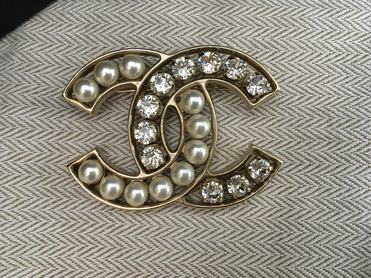 Chanel large logo brooch pearls and crystals large CC JUST AMAZING LADIES