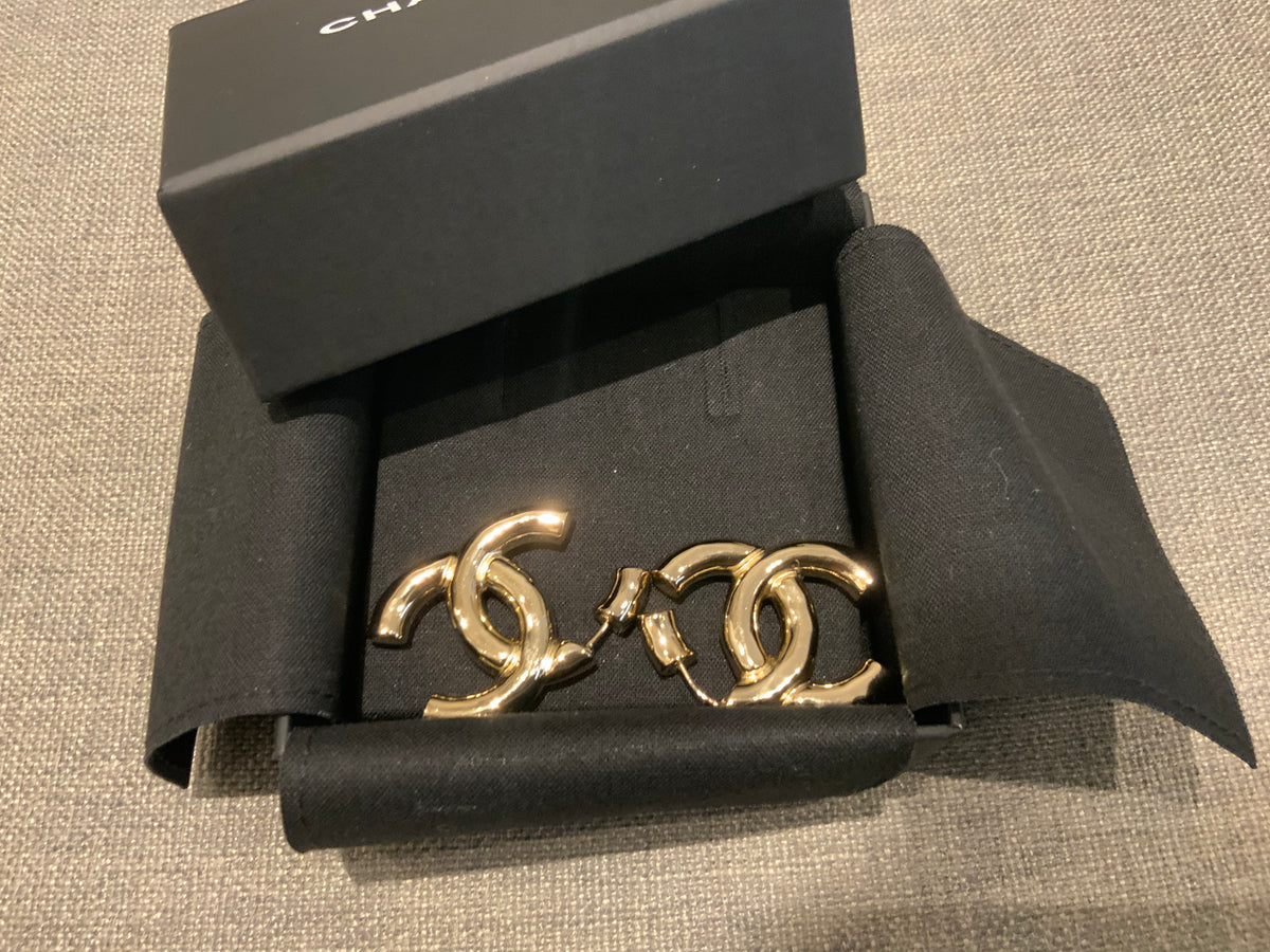 CHANEL 2022 Large CC Earrings Light Gold B22 Ab7576 B07260 ladies