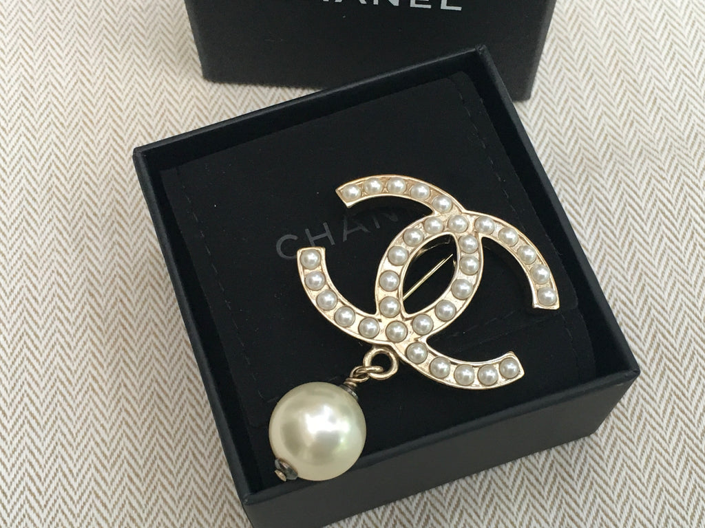 CHANEL LOGO CC 11A 2011 FAUX PEARL DROP BROOCH PIN JUST AMAZING