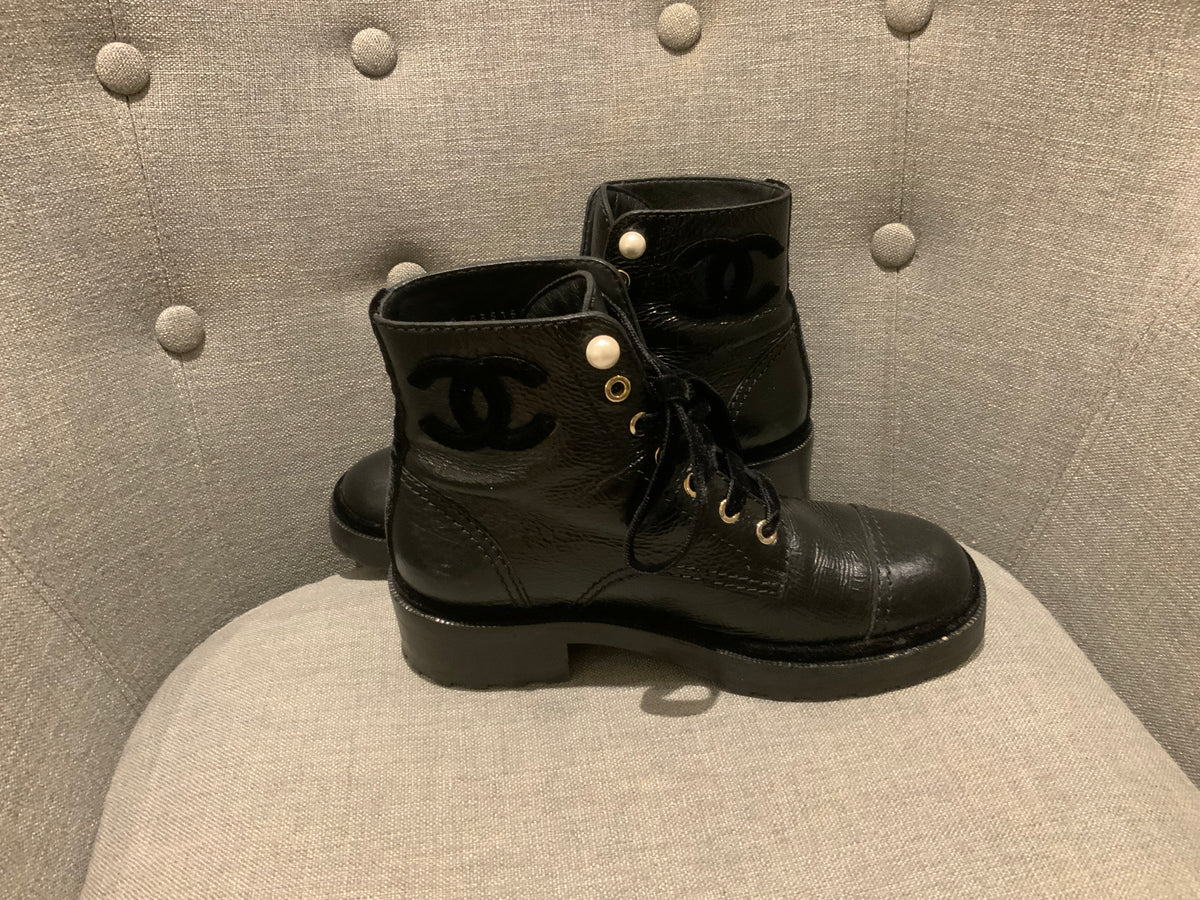 CHANEL Patent Leather Pearls Interlocking CC Logo Combat Boots BOOTIES SIZE 37.5  ladies
