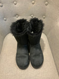 UGG SHORT BAILEY BOW II BLACK WATER-RESISTANT SUEDE FUR BOOTS SIZE US 7 UK 5 38 ladies