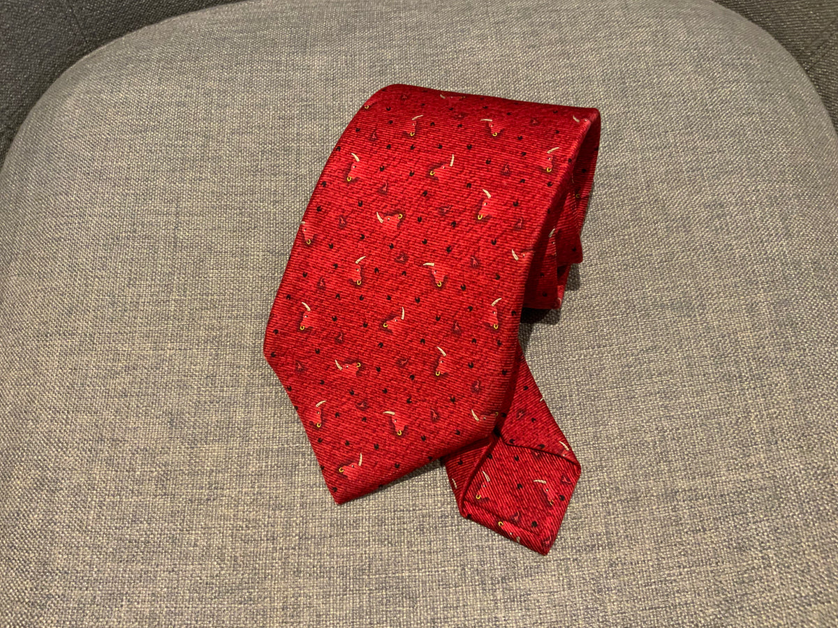 Bvlgari handmade seven fold red printed silk necktie self tipped 9cm Bull Tie men