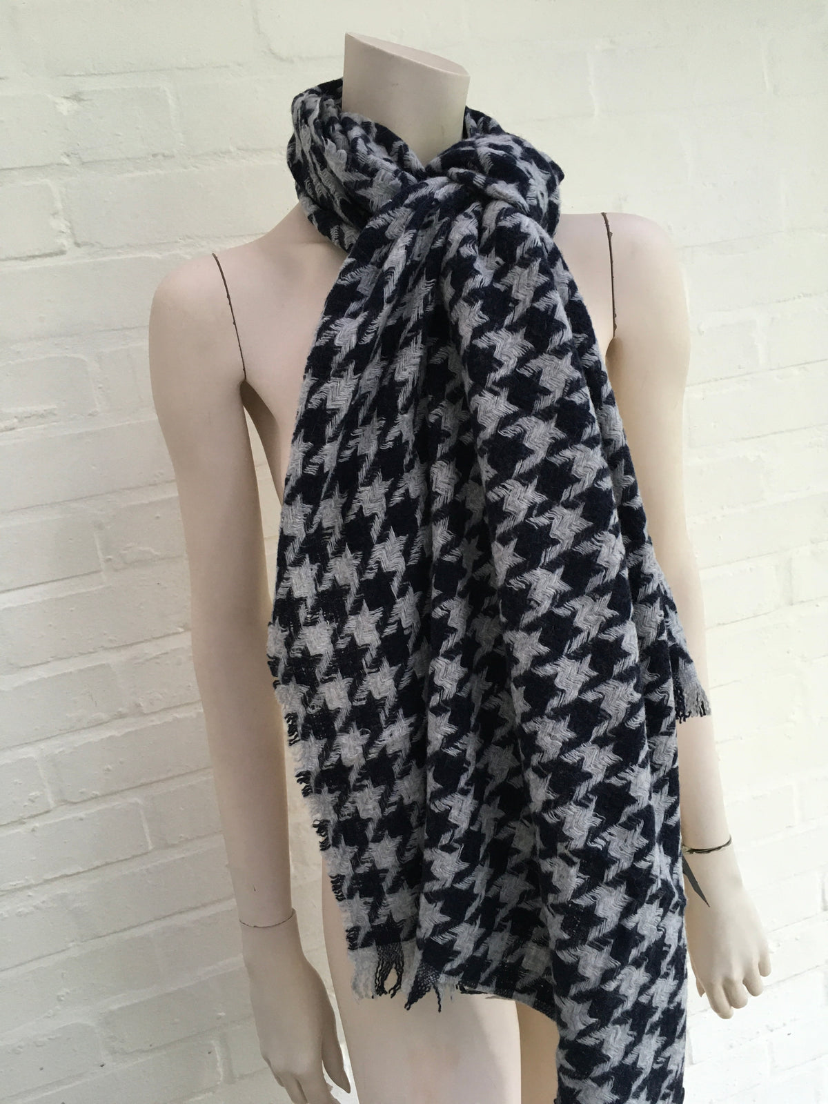ARMANI JEANS Navy Blue & Grey houndstooth wool knit Cozy Scarf Shawl ladies