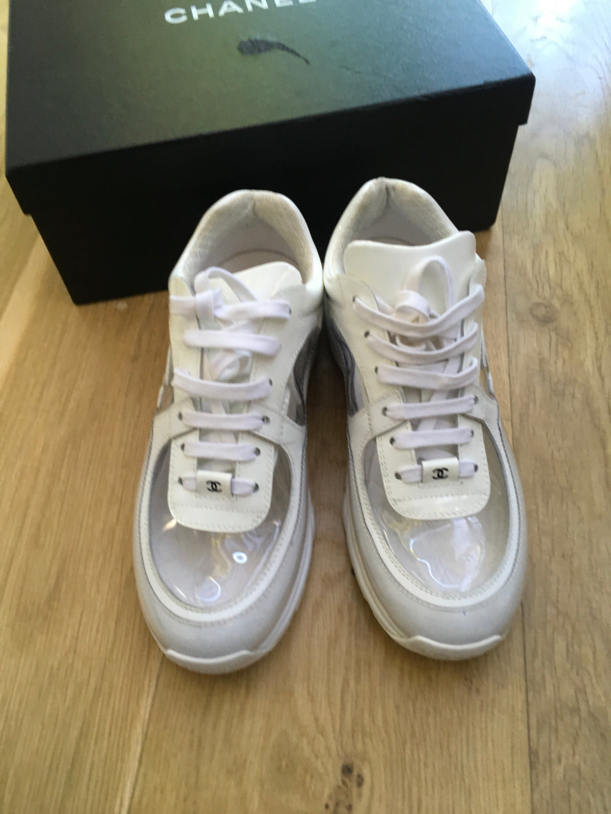 CHANEL 2018 White CC Low-Top Sneakers Trainers Shoes Ladies