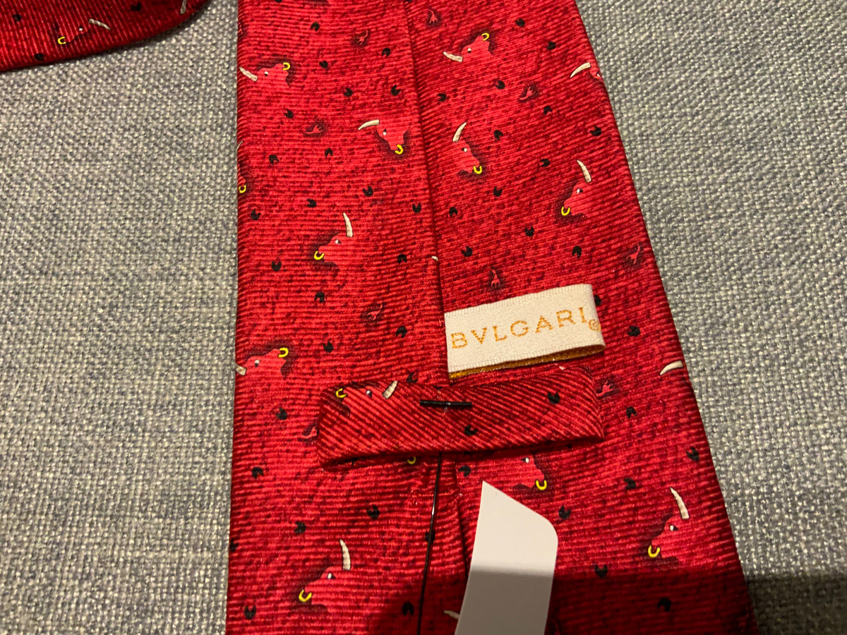 Bvlgari handmade seven fold red printed silk necktie self tipped 9cm Bull Tie men