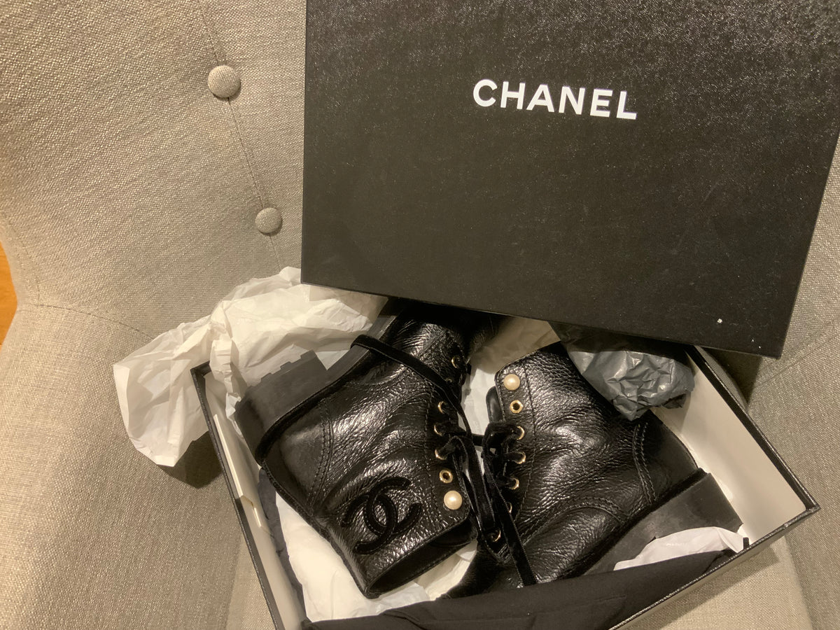 CHANEL Patent Leather Pearls Interlocking CC Logo Combat Boots BOOTIES SIZE 37.5  ladies
