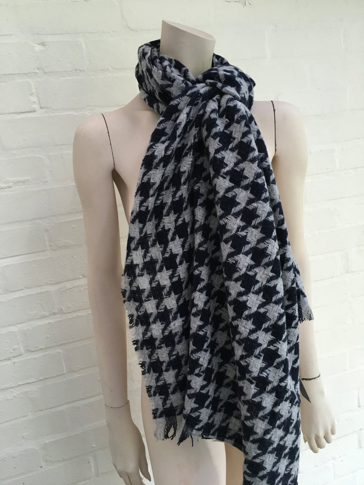 ARMANI JEANS Navy Blue & Grey houndstooth wool knit Cozy Scarf Shawl ladies
