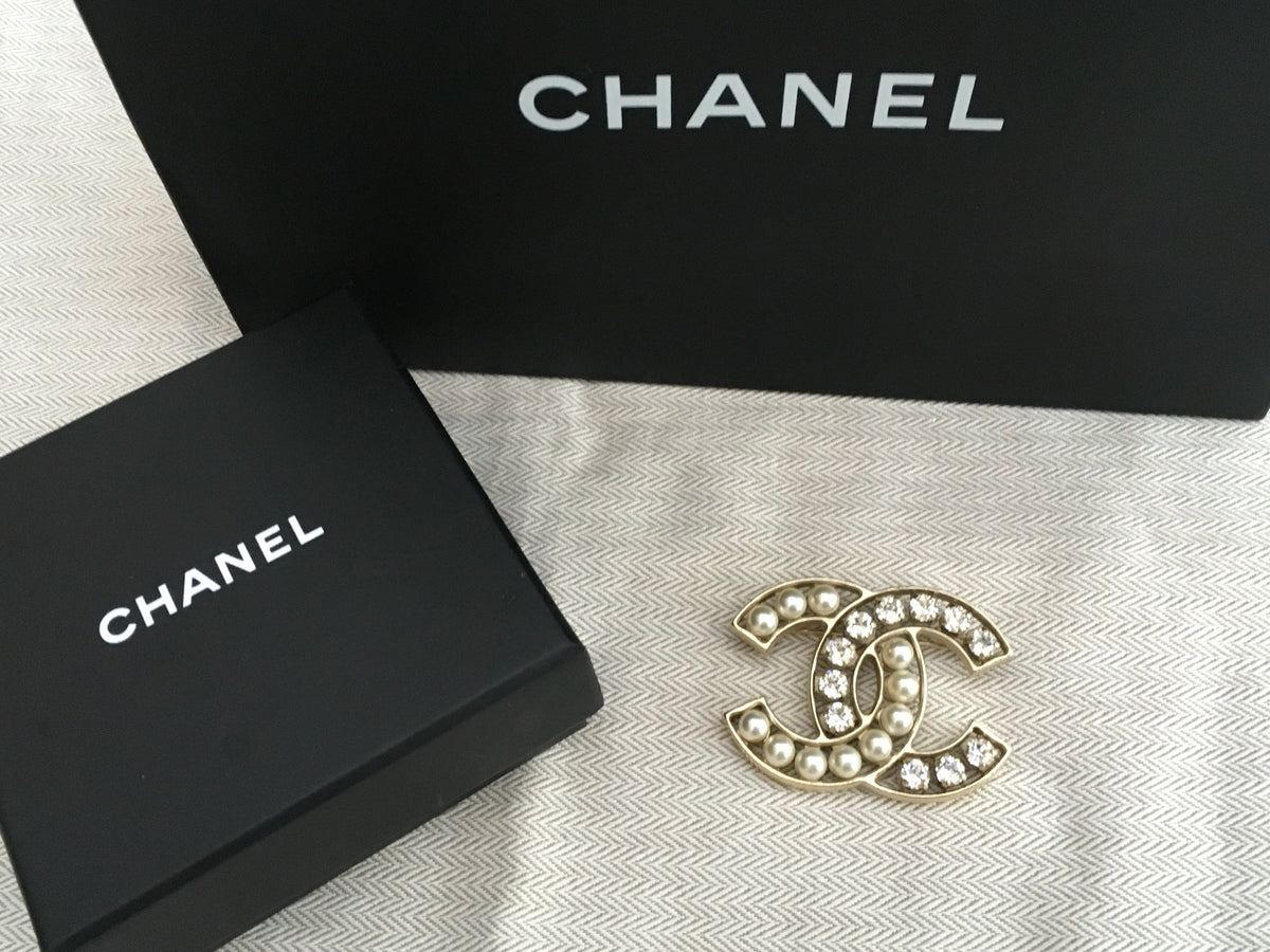 Chanel large logo brooch pearls and crystals large CC JUST AMAZING LADIES