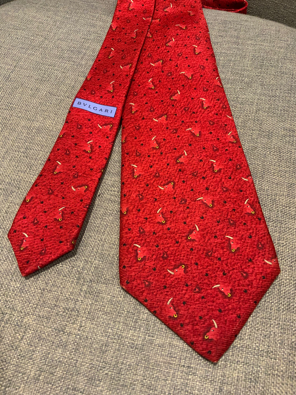 Bvlgari handmade seven fold red printed silk necktie self tipped 9cm Bull Tie men