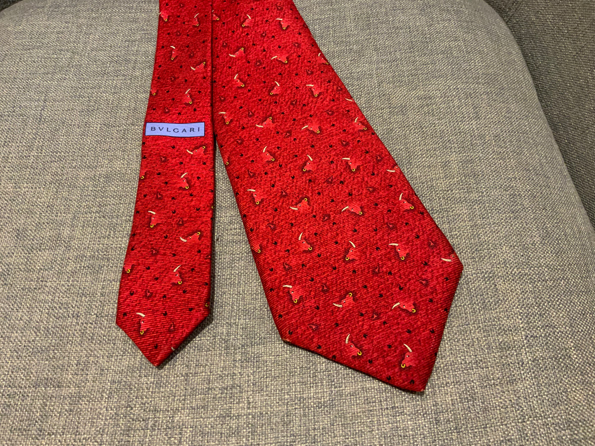Bvlgari handmade seven fold red printed silk necktie self tipped 9cm Bull Tie men