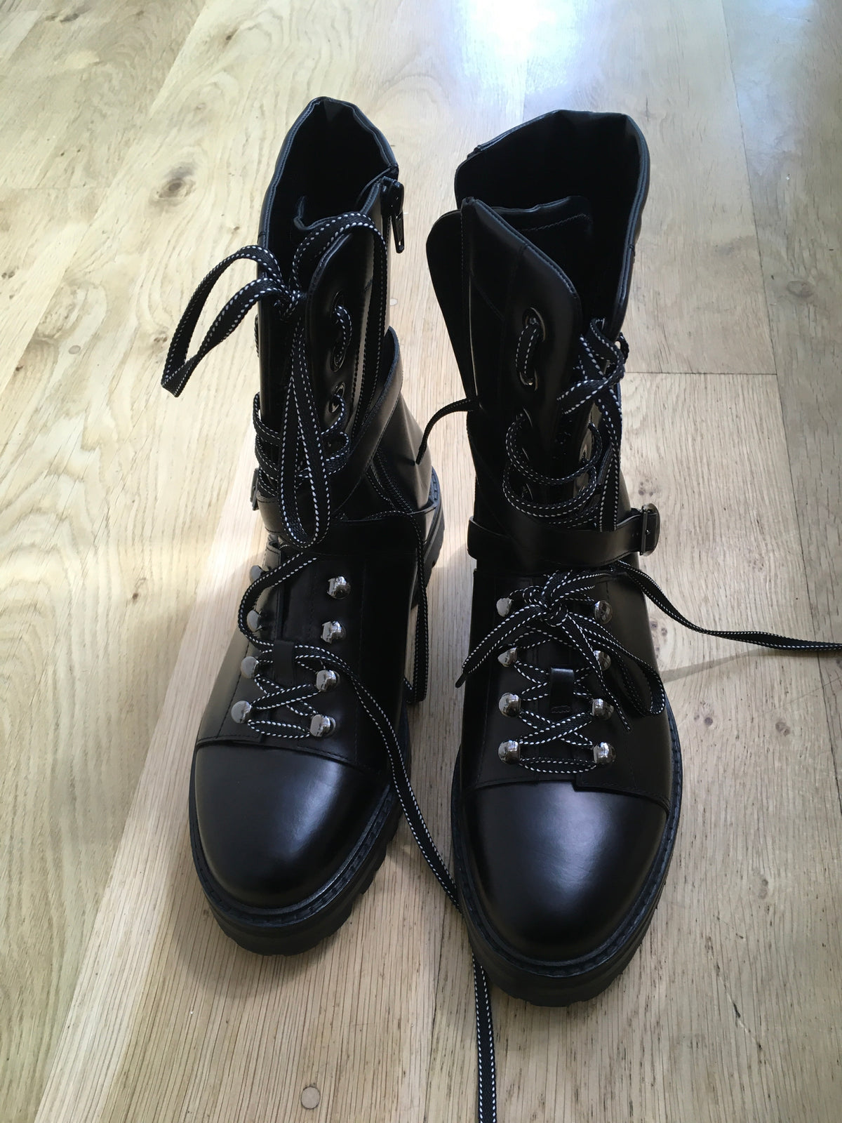 Valentino Garavani Rockstud Black Leather Combat Lace Up Boot Size 39 1/2 UK 6.5 ladies