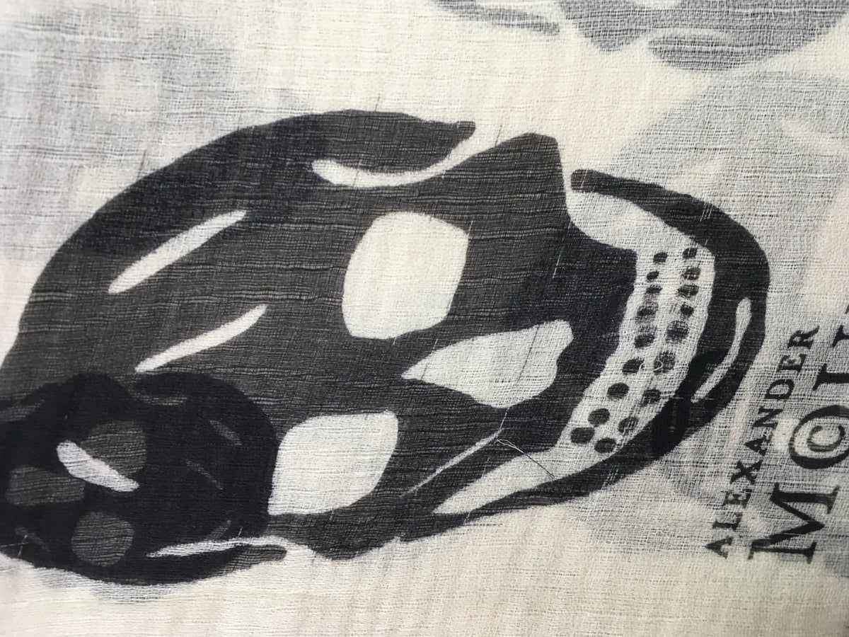 ALEXANDER MCQUEEN WHITE & BLACK SKULL PRINT PRINT SILK SCARF AMAZING Ladies