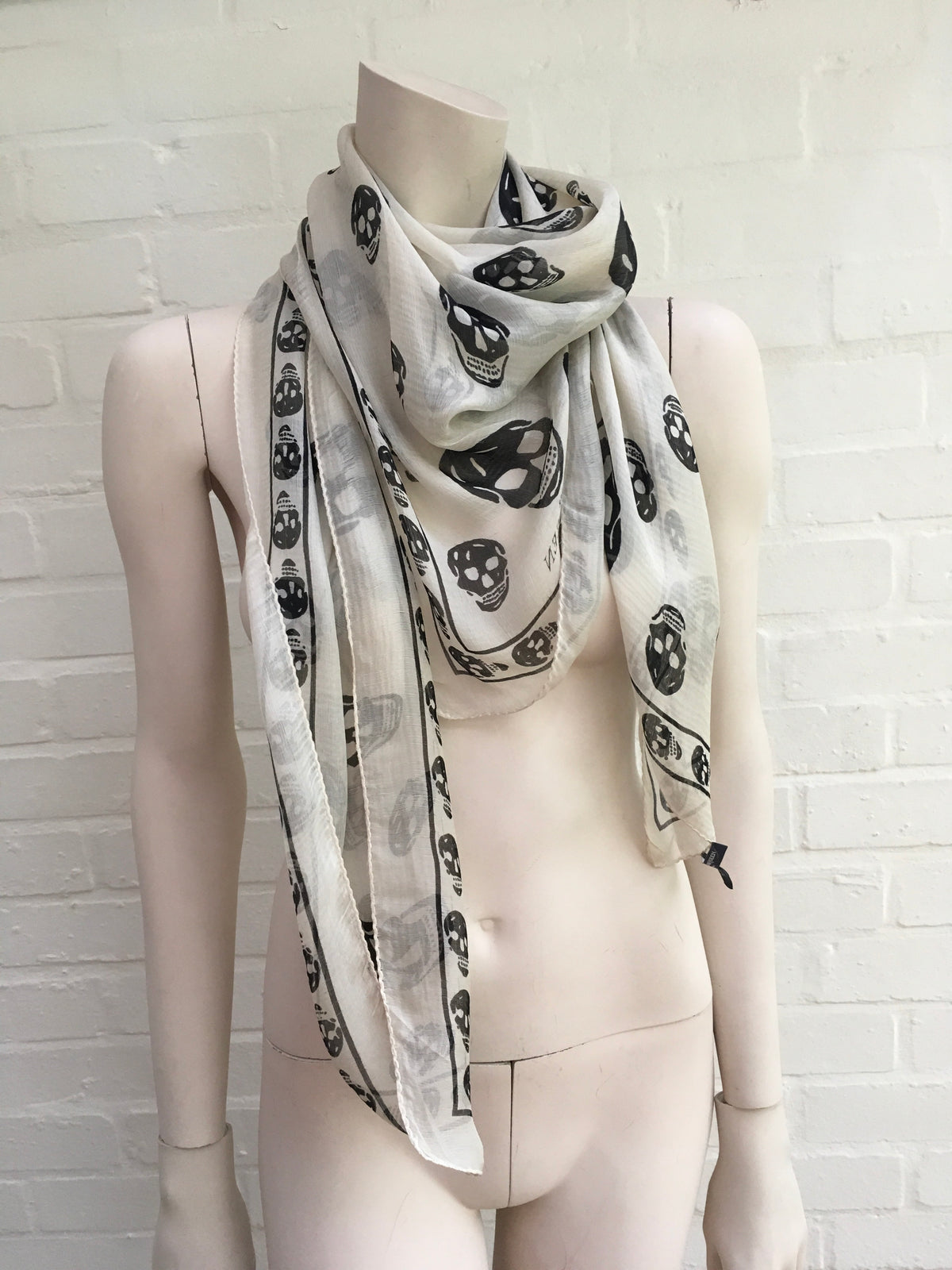 ALEXANDER MCQUEEN WHITE & BLACK SKULL PRINT PRINT SILK SCARF AMAZING Ladies