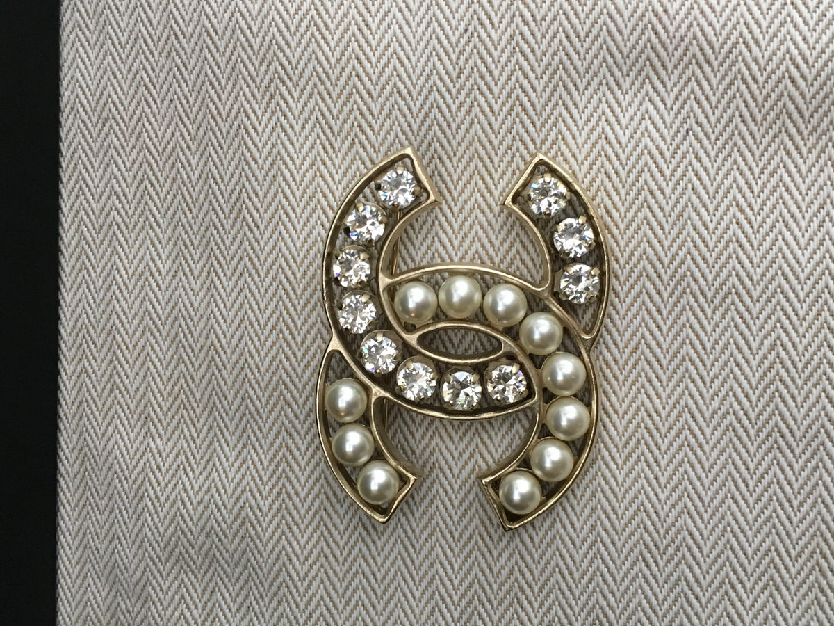 Chanel large logo brooch pearls and crystals large CC JUST AMAZING LADIES